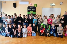 grupa szkolnych dzieci pozuje do zdjecia