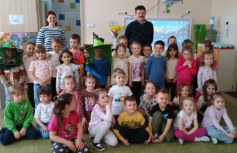 grupa dzieci przedszkolnych z pszczelarzem