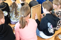 dzieci ogladaja ramke pszczela