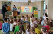 grupa dzieci siedzi na dywanie