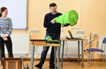 kobieta i mezczyzna. Mezczyzna trzyma zielony kapelusz pszczelarski