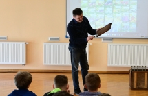 mezczyzna trzyma pszczela ramke