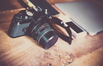 aparat fotograficzny na stole