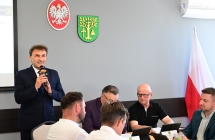 wojt gminy z mikrofonem podczas sesji