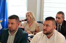 na piewrwszym planie dwoch radnych na drugim planie skarbnik i sekretarz