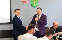 przewodniczacy rady gminy trzyma mikrofon i gratuluje wojtowi