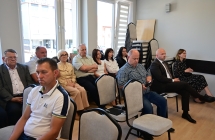 grupa osob podczas sesji rady gminy