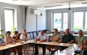 grupa ludzi siedzaca przy stolach