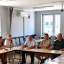 grupa ludzi siedzaca przy stolach