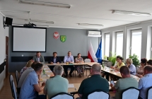 kobiety i mezczyxni siedzacy przy stolach