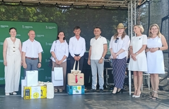 grupa osob stojacych na scenie
