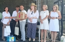grupa osob ubrana na bialo