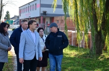 idąca i rozmwaiająca grupa osób