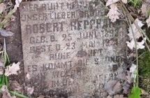    Hier ruht in Gott unser lieber Bruder ROBERT REPPHAN Geb. d. 25 Juni 1893 Gest. d. 23 Mai 1921 Ruhe sanft Es kommt die Stunde in welcher Alle ..... in den Gräbern